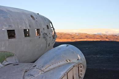 1973 bruchgelandete DC 3 der US Navy in einem Lavafeld bei Solheimasandar