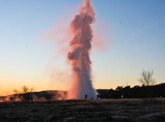 Der Geysir Stokkur spukt alle 8 Minuten eine ca. 35 m hohe Wassersäule in die Luft