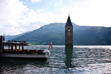 Versunkener romanischer Kirchturm im Reschensee