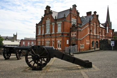 Kanone auf der alten Stadtmauer in Londonderry