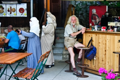 Tradition und Moderne in Hallstatt im Salzkammergut, Österreich