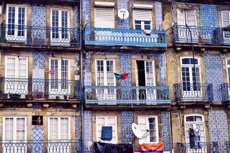  Fassade mit Azulejos in Porto, Portugal