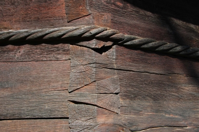 Kloster DINTR-UNLEMN, Kirche aus einem Baum, Walachei