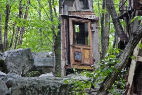 Baumhäuser im Valle Verzasca, Tessin, Schweiz