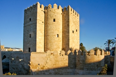 Wehrturm an der Römerbrücke in Cordoba, Andalusien, Spanien