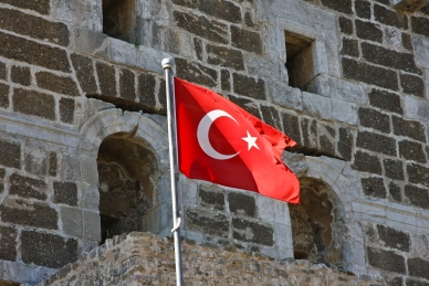 Flagge der Türkei vor dem Roemischen Theater in Aspendos
