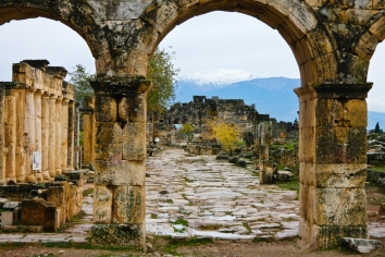 Nordtor und Hauptstrasse in Hierapolis von Phrygia, Tuerkei