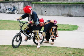 Hmongfrau lernt Radfahren