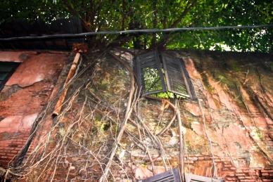 Vergessenes Haus in Jakarta, Indonesien